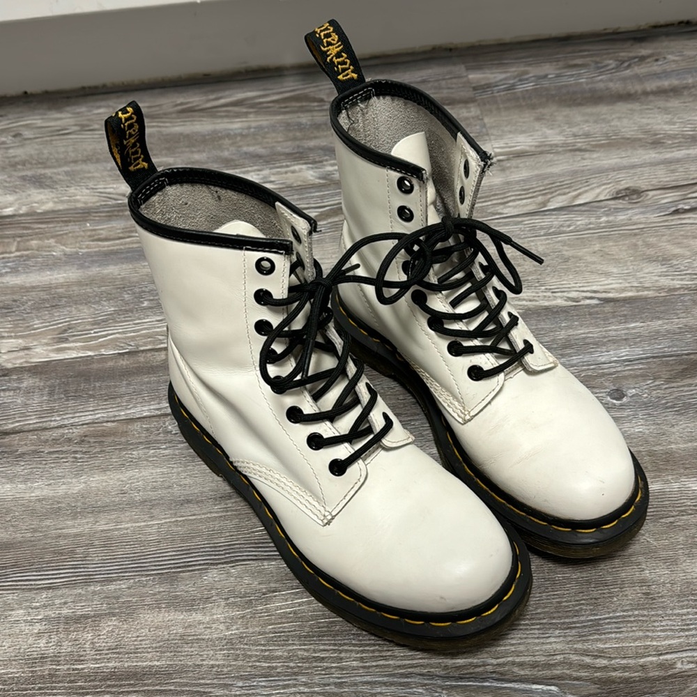 WHITE DOC MARTENS - Picture 2 of 5